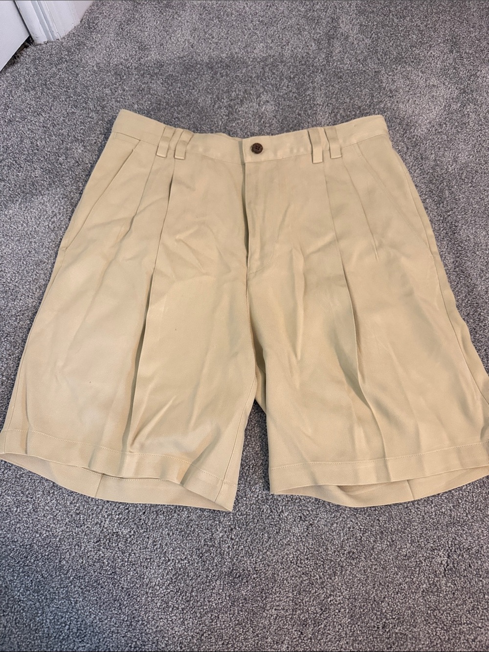 Tommy Bahama Men's Flat Front Pleated Shorts in Light Khaki